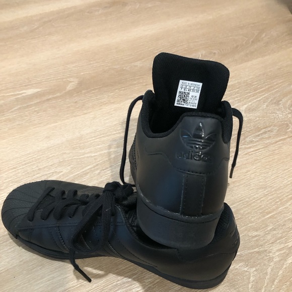 Adidas Superstar - youth size 7/women’s 8.5 - Picture 3 of 3